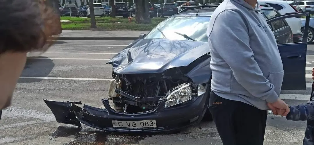 В столице произошло ДТП: автомобиль "слетел" с дороги