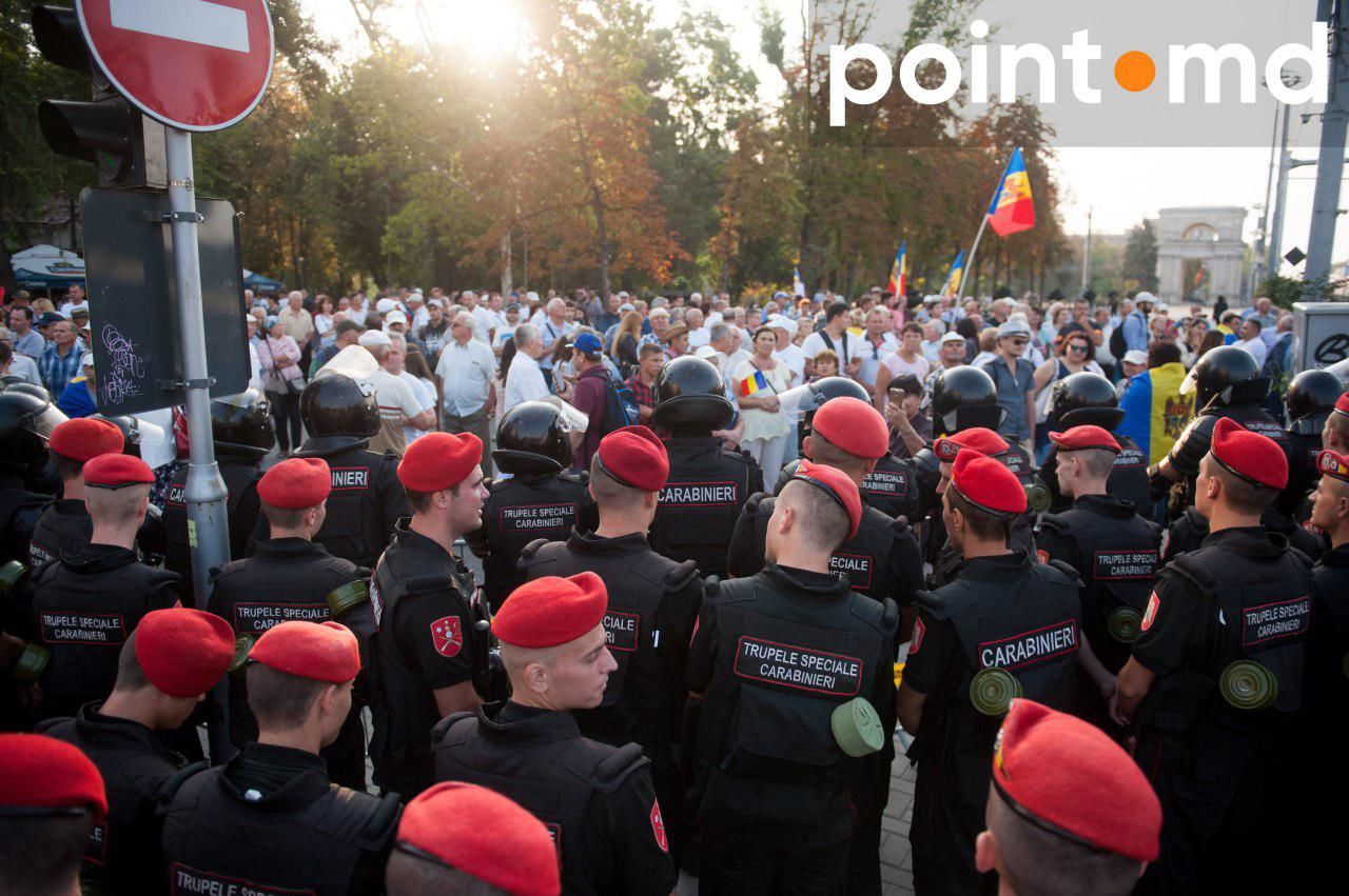 Полиция силой эвакуировала протестующих у памятника Штефану чел Маре