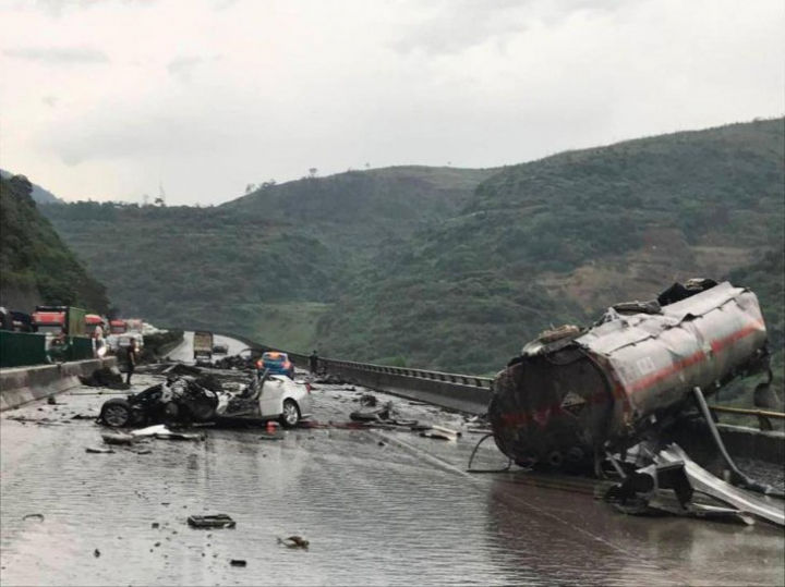 Accident cumplit! Cinci oameni au murit, după ce un autotren a lovit trei mașini