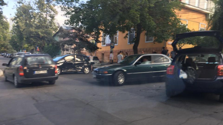 Accident rutier în Capitală. Două maşini s-au ciocnit într-o intersecţie din Centru