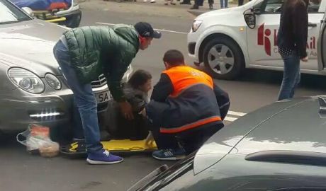 O femeie cu un copil în braţe, lovită de o maşină pe trecerea de pietoni