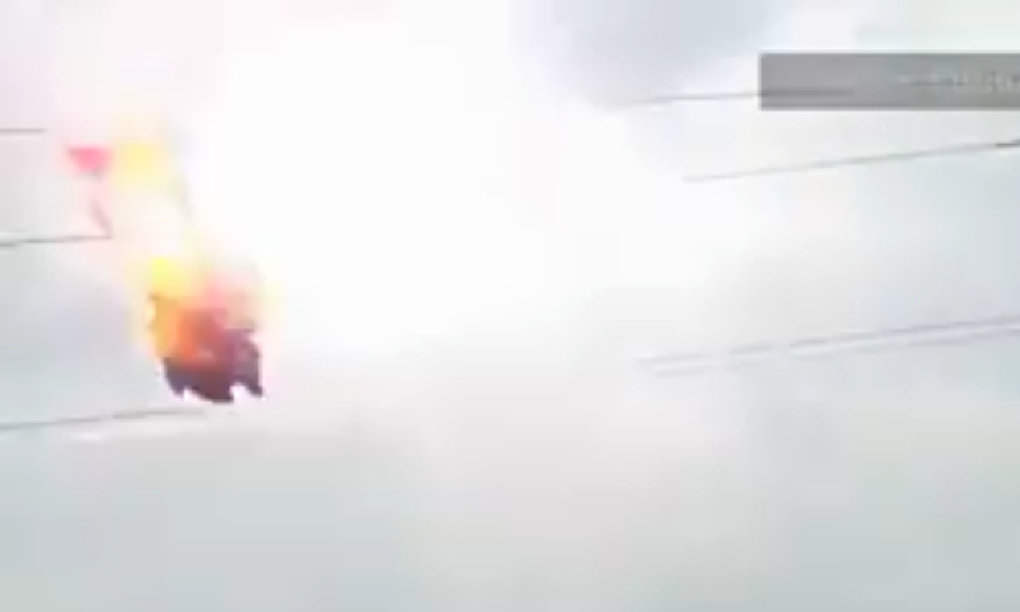 Clipe de groază pentru o parașutistă care a aterizat peste liniile electrice de înaltă tensiune
