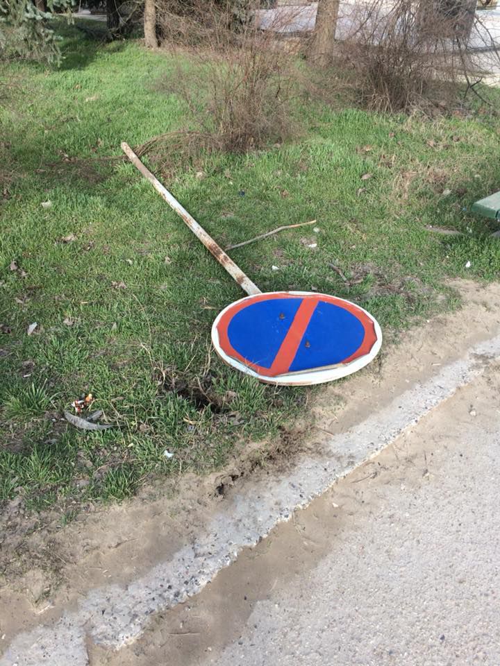В Тараклии вандалы изуродовали дорожные знаки