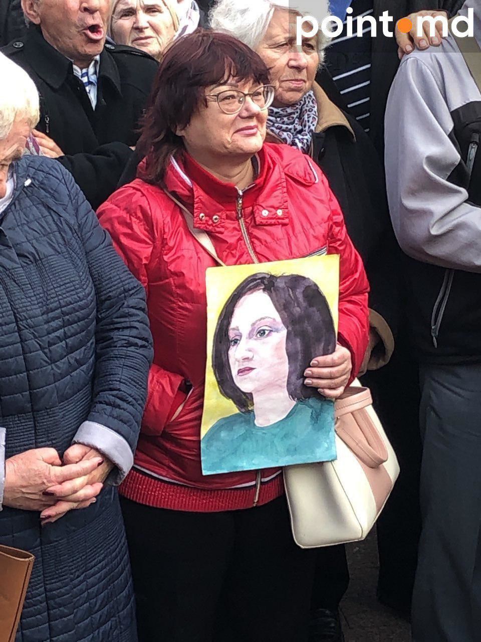Перед парламентом собрались протестующие: Мы поддерживаем правительство Санду