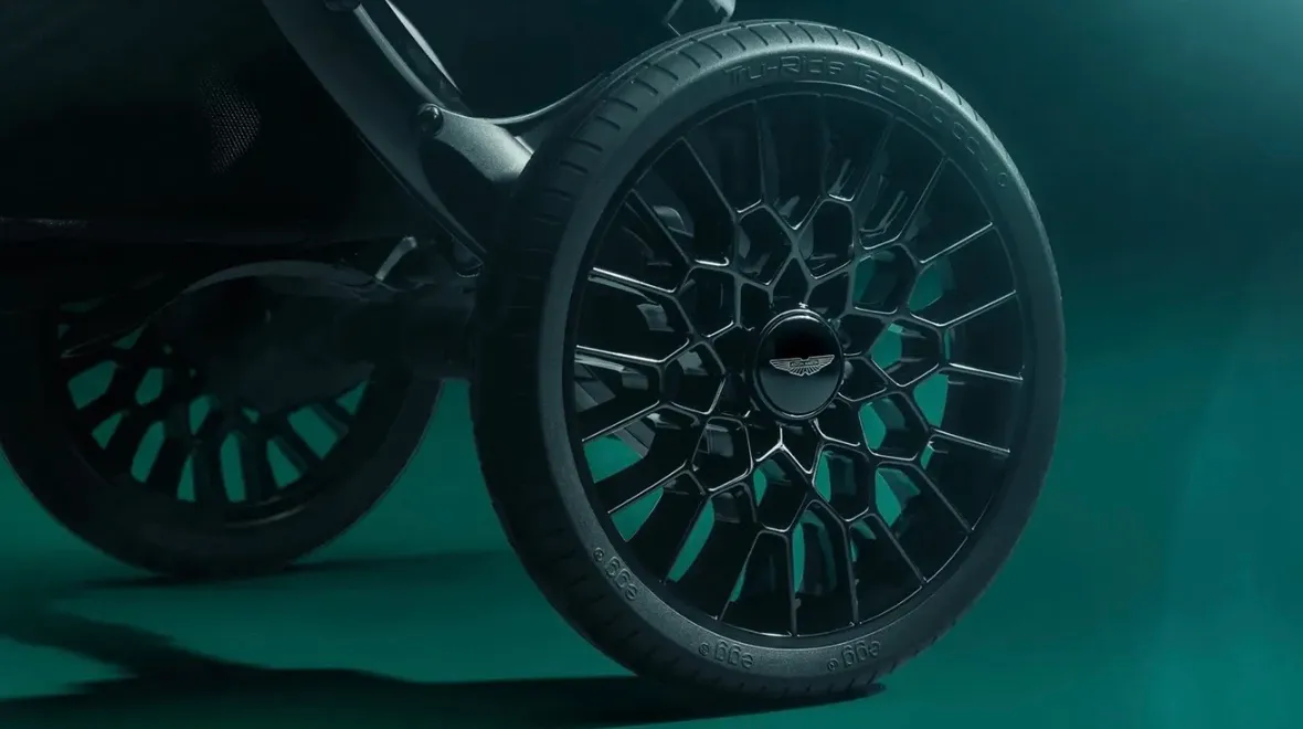 Aston Martin сделал детскую коляску в стиле суперкара: цена совсем недетская