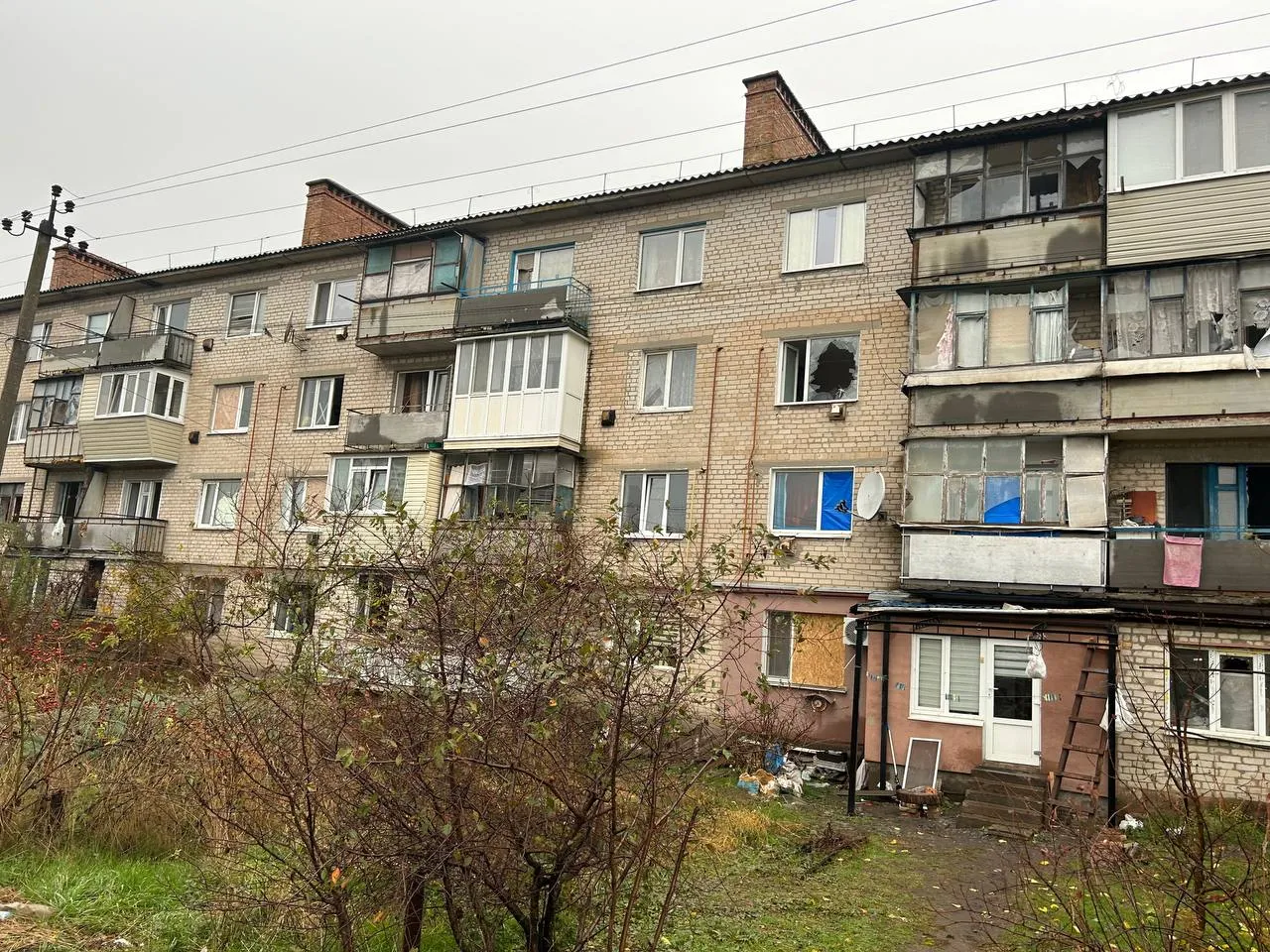 В результате обстрела села в Запорожской области пострадали одиннадцать человек