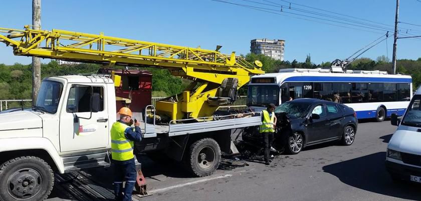 На Виадуке BMW X6 врезался в автоподъемник