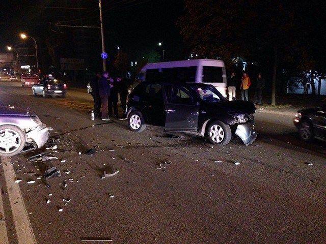 Două automobile s-au ciocnit frontal pe strada Mihai Viteazul