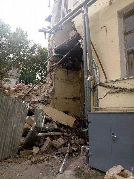 В центре Одессы обрушилась часть жилого дома