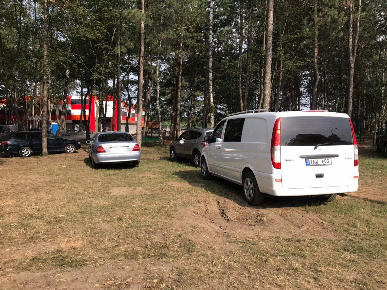 Автомобилисты стали парковаться прямо в парке на Скулянке