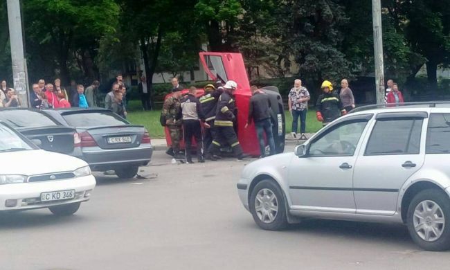 На бульваре Траян на Ботанике перевернулся автомобиль