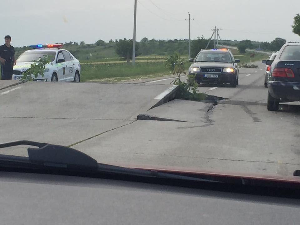 Plăcile de beton s-au ridicat din cauza сăldurii