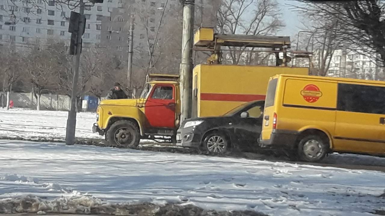 InfoTrafic: На Чеканах свисающие провода создают опасность на дороге