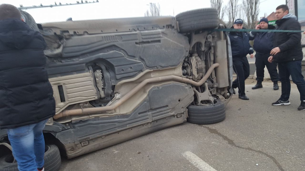 Девушка за рулем люксового автомобиля перевернулась на виадуке