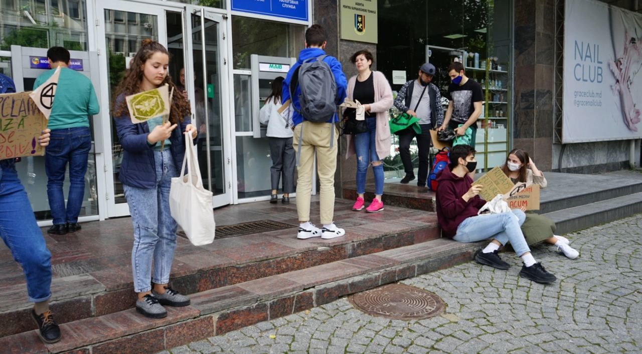 У Минсельхоза прошла необычная акция протеста против загрязнения природы