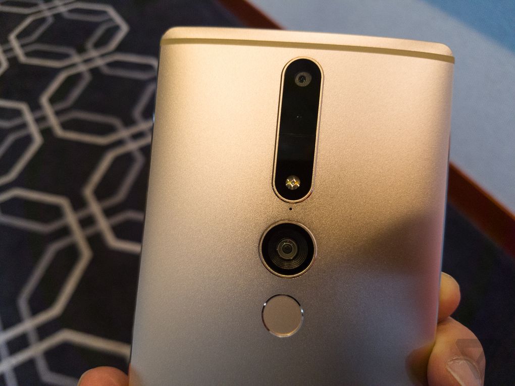 Lenovo представила смартфон с дополненной реальностью