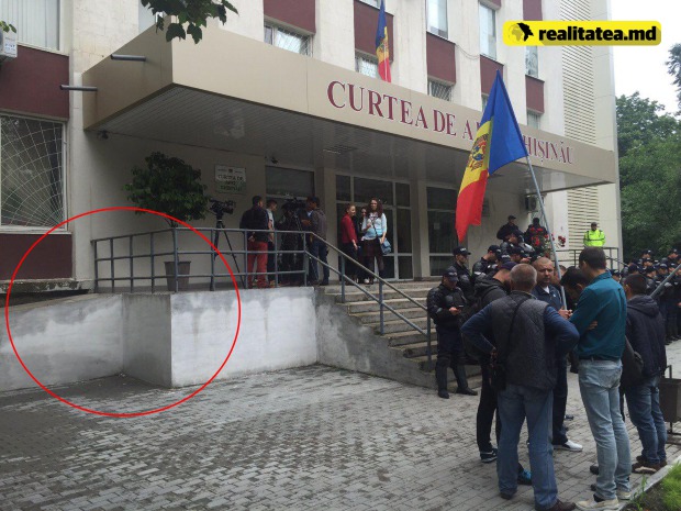 Апелляционная палата Кишинева заблокировала инвалидам доступ в здание