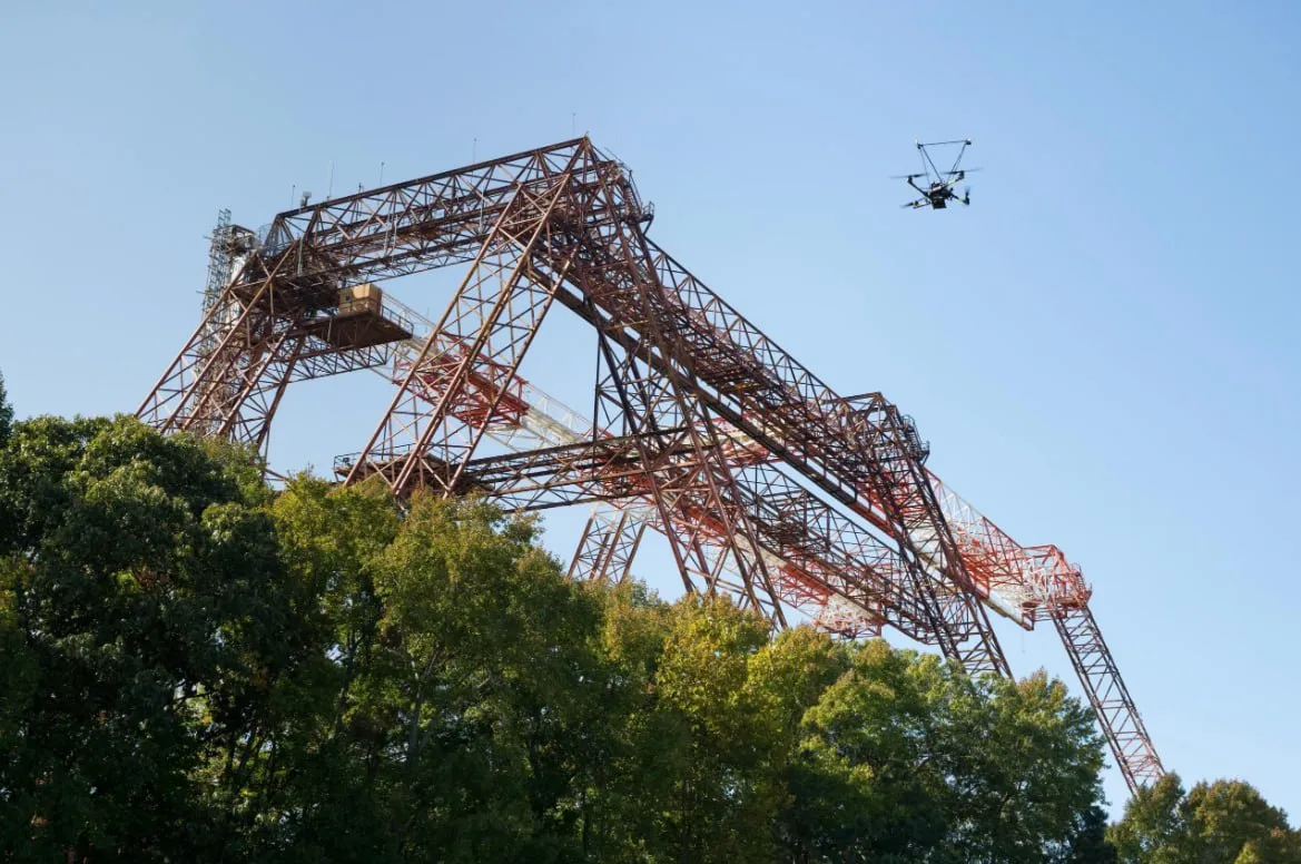 NASA a lansat o nouă generație de drone care pot stinge incendiile de vegetație zi și noapte