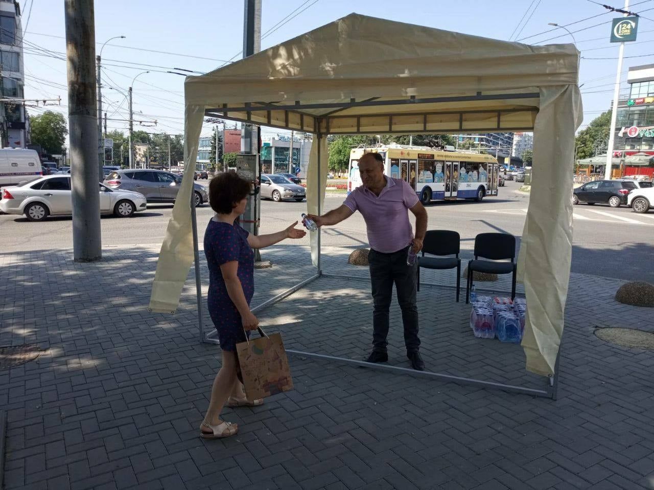 Примэрия установила палатки: людям раздают воду и оказывают помощь