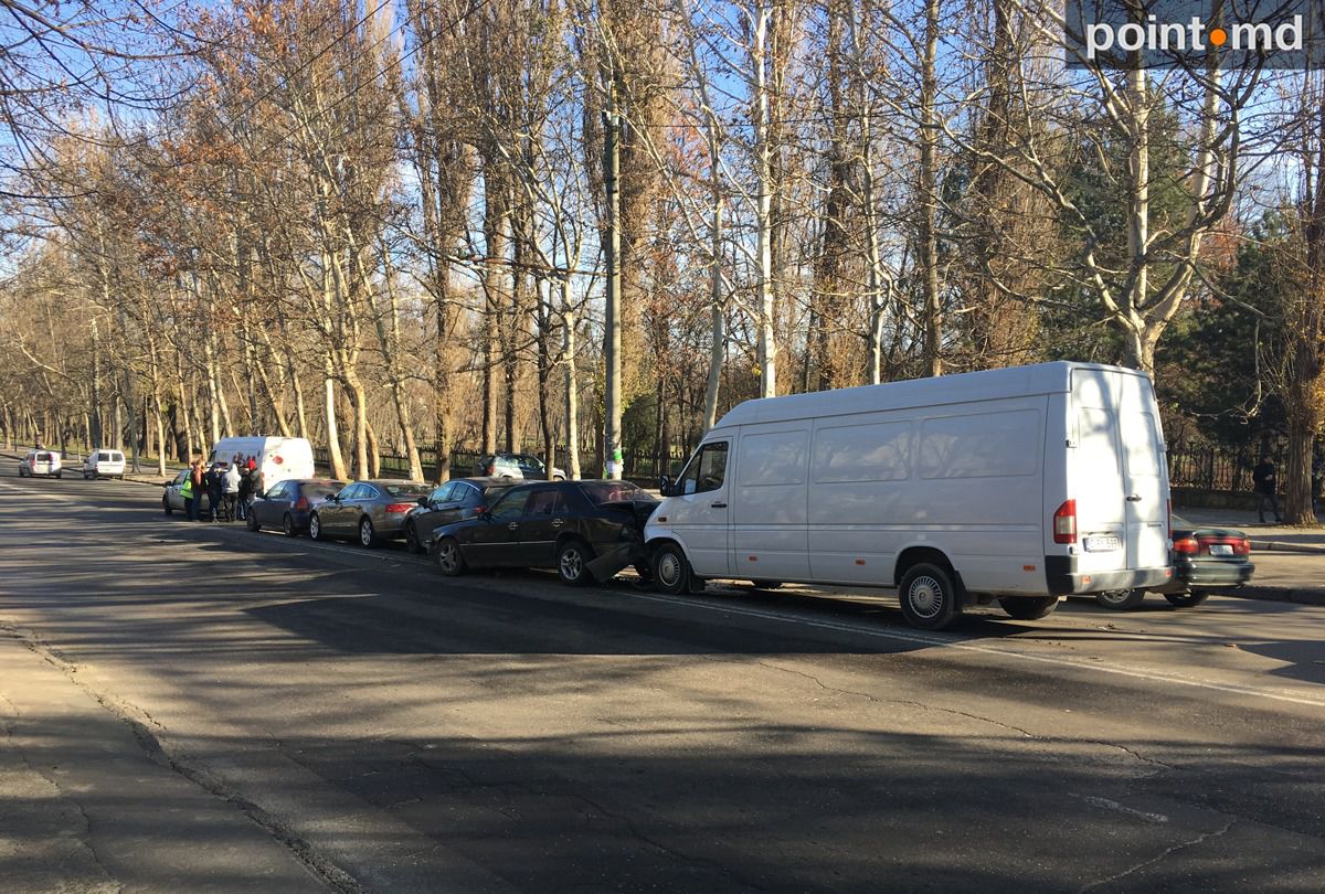 Accident în lanț la Buiucani cu cinci mașini avariate