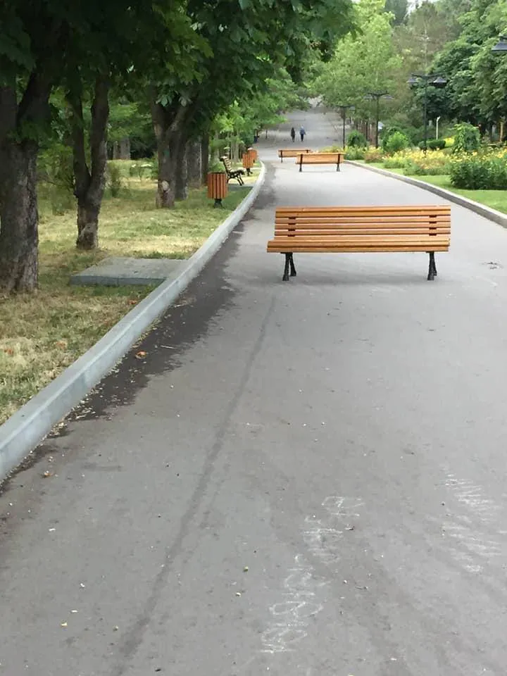 В Кишиневе вандалы перегородили главную аллею в парке «Долина Роз» скамейками