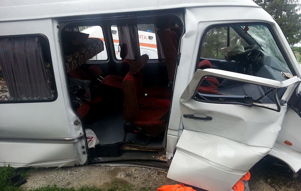 Un microbuz cu 10 moldoveni s-a răsturnat în România