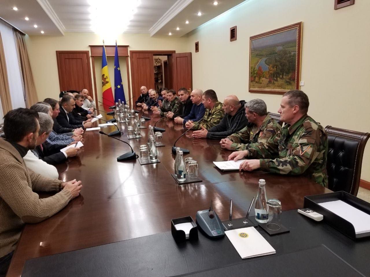 Кику провёл беседу с пришедшими на протест ветеранами