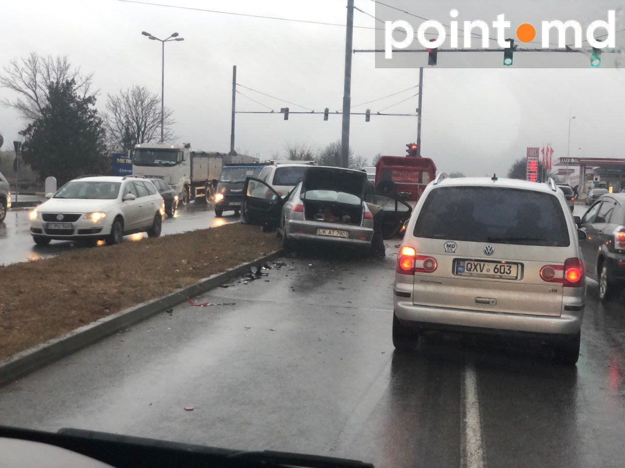 Авария с участием нескольких автомобилей произошла на Старой Почте