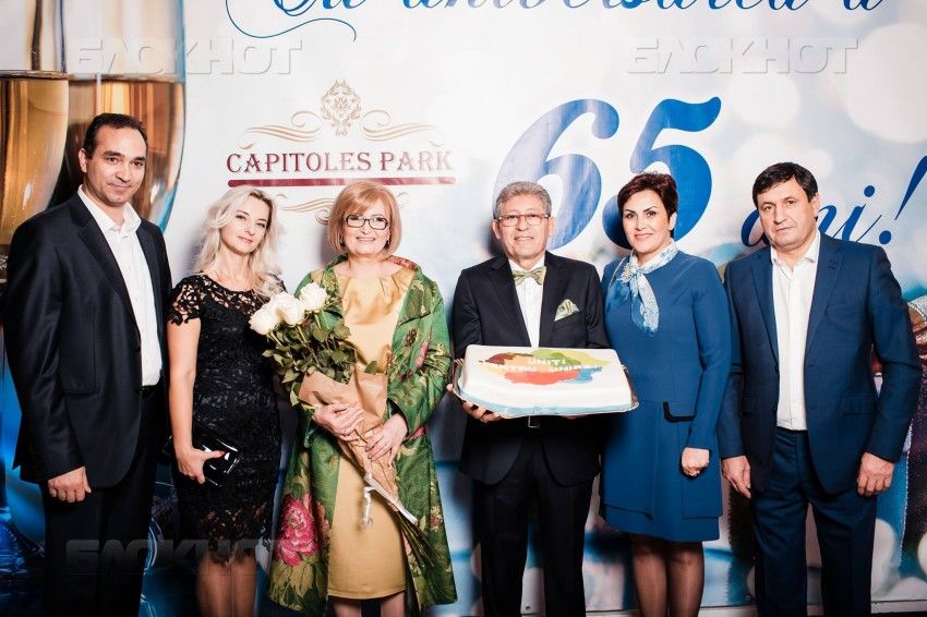 Михаю Гимпу на 65-летие подарили велосипед и торт в виде «Великой Румынии»