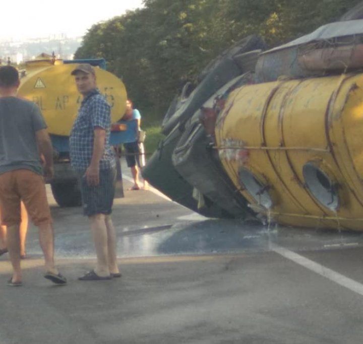 В Ставченах перевернулся молоковоз