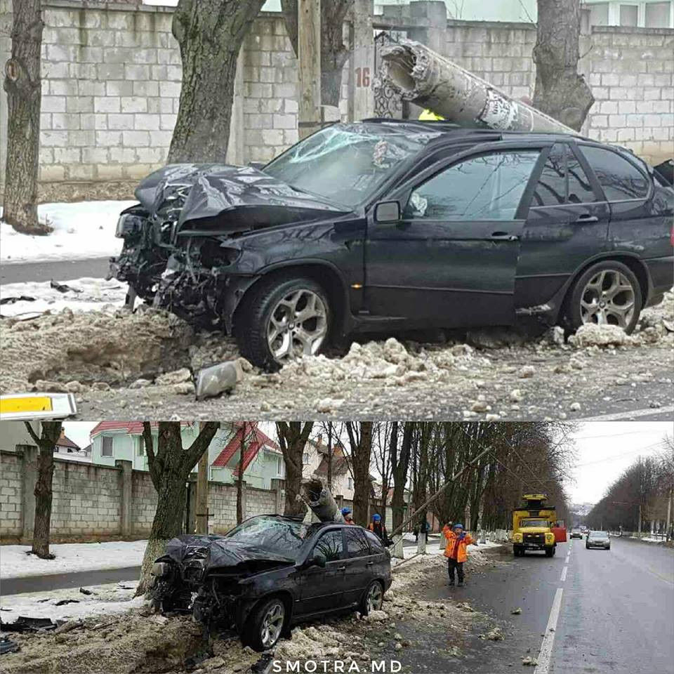 Un şofer din capitală a intrat cu maşina într-un pilon de electricitate; După impact, stâlpul a căzut peste automobil