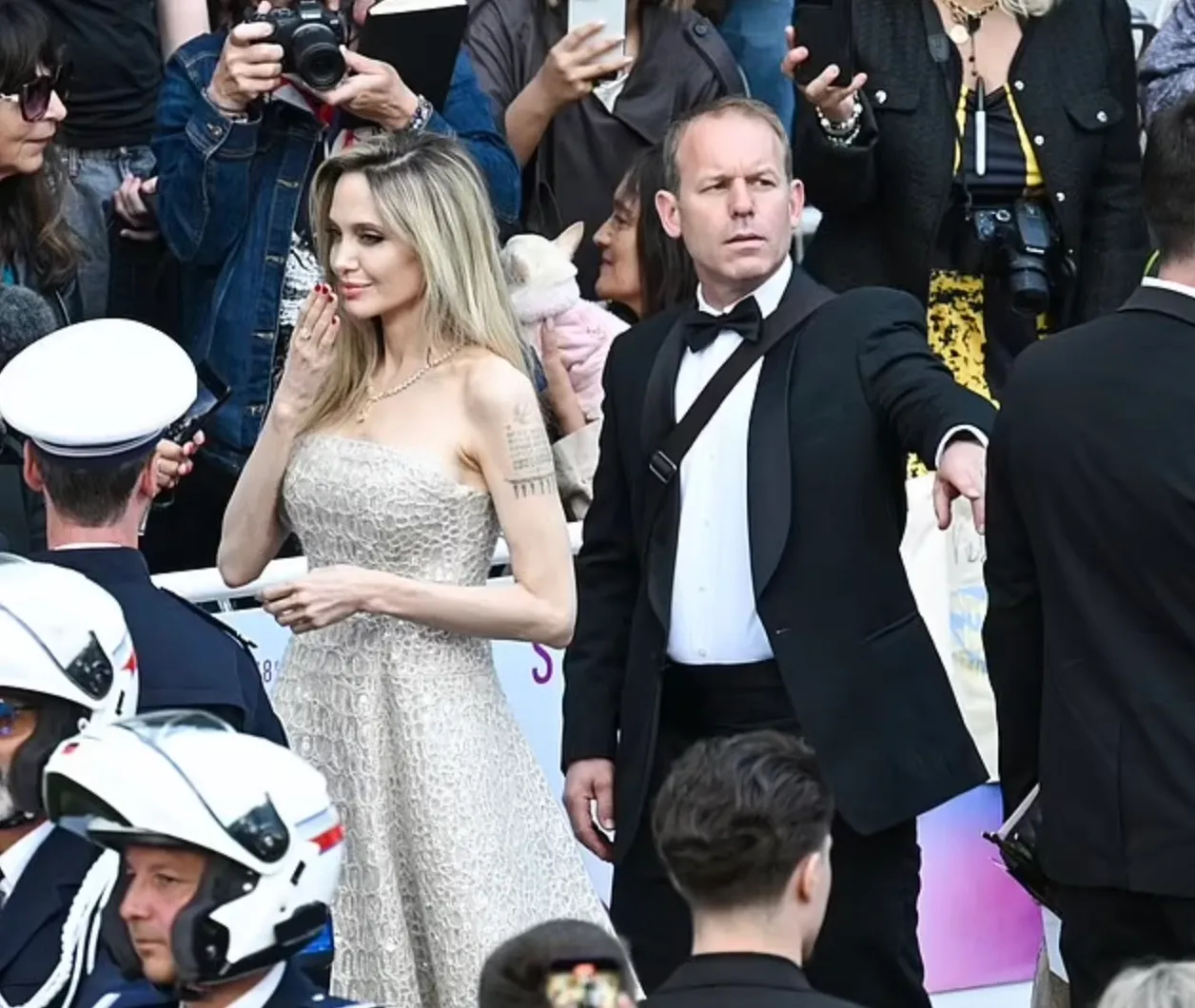 Angelina Jolie evita contactul cu bodyguardul ei la Cannes: Este speriată