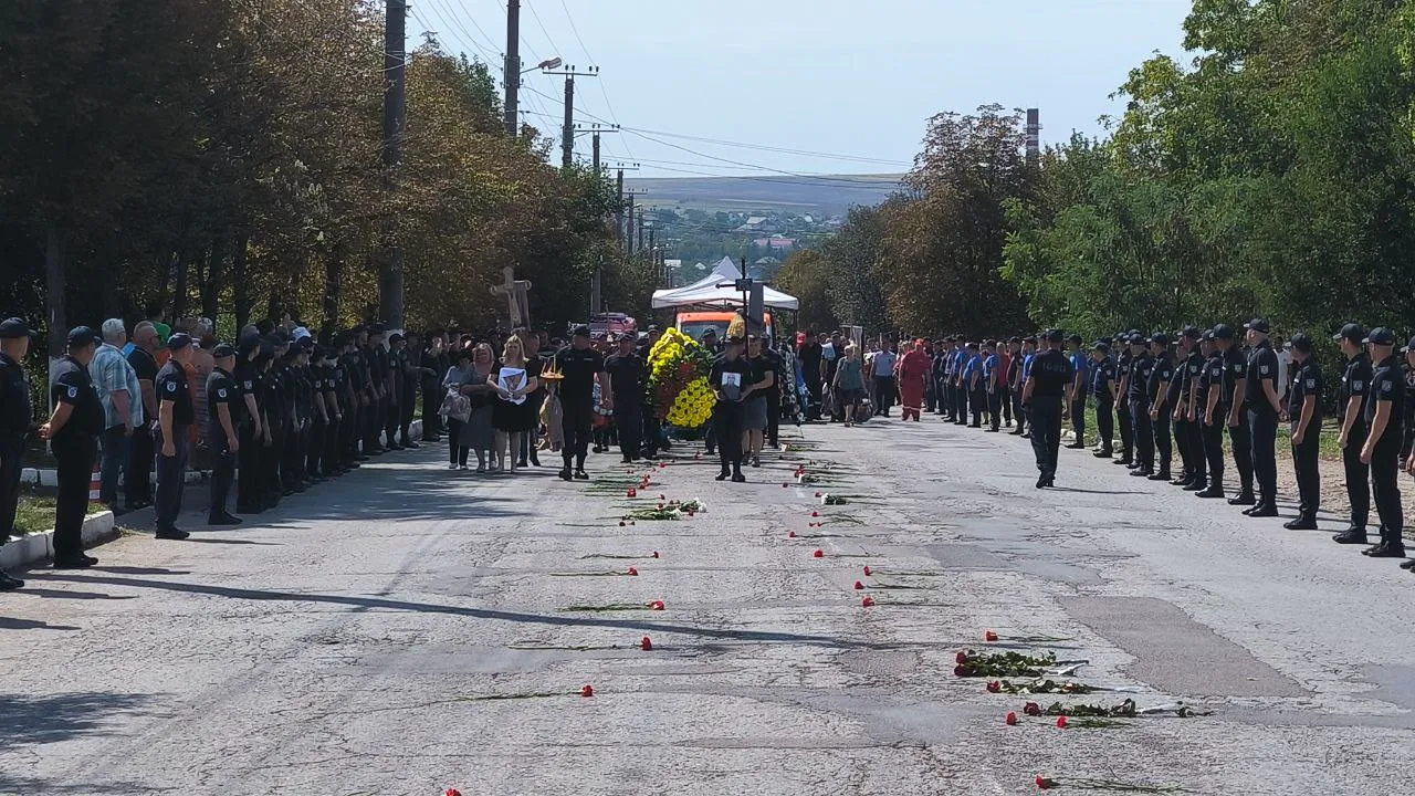 Pompierul decedat Denis Timohin a fost petrecut pe ultimul drum