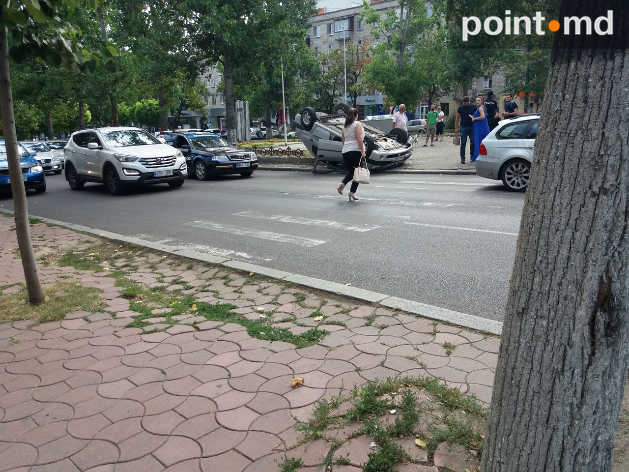 Accident teribil în Capitală: O Dacia Logan s-a răsturnat