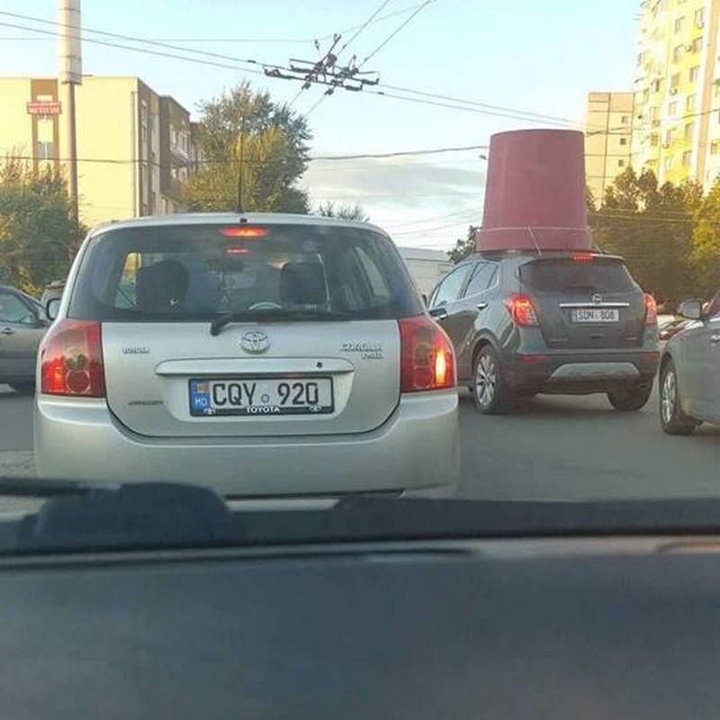В Кишиневе водитель перевозил на крыше своего автомобиля ёмкость для вина