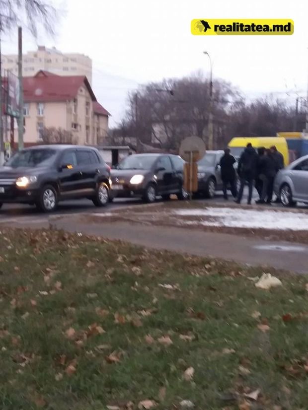 В столице у кольцевой столкнулись три иномарки