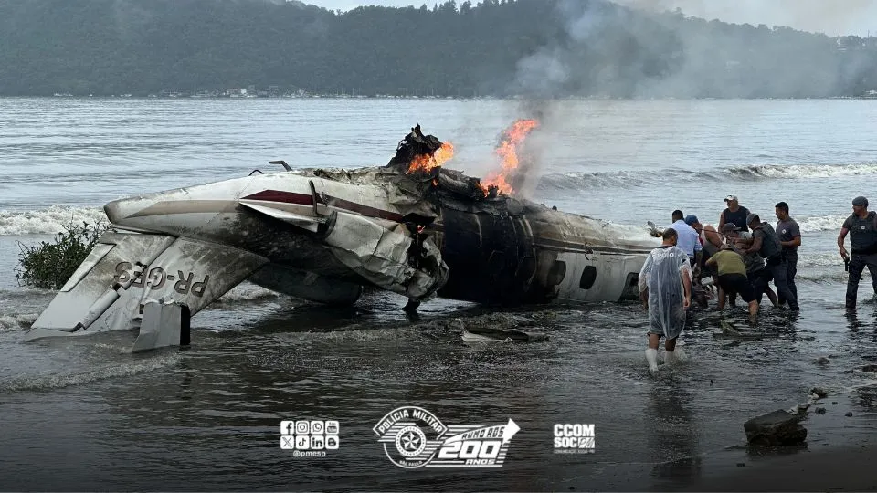 Un avion privat s-a prăbușit și a explodat pe o plajă publică din Brazilia