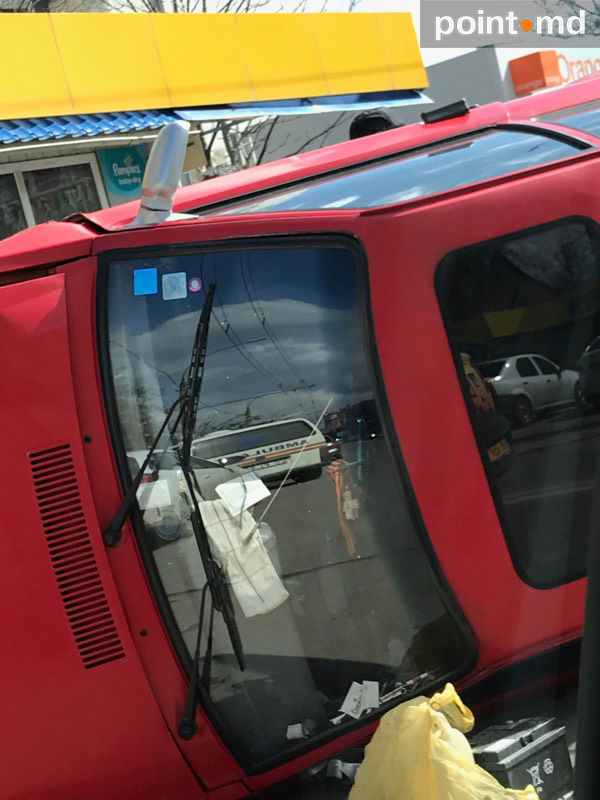 Accident grav în Capitală: O mașină a ajuns cu roțile în sus
