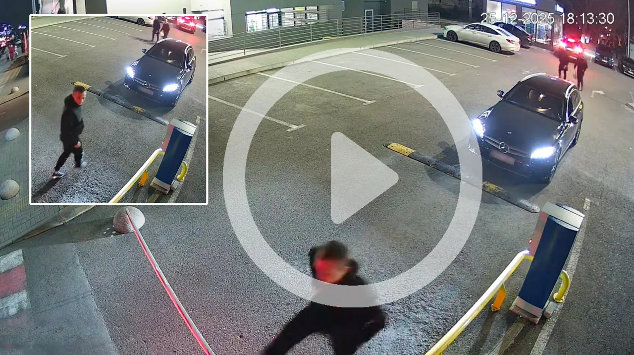 Momentul în care șoferul unui Mercedes a distrus bariera în parcarea unui supermarket