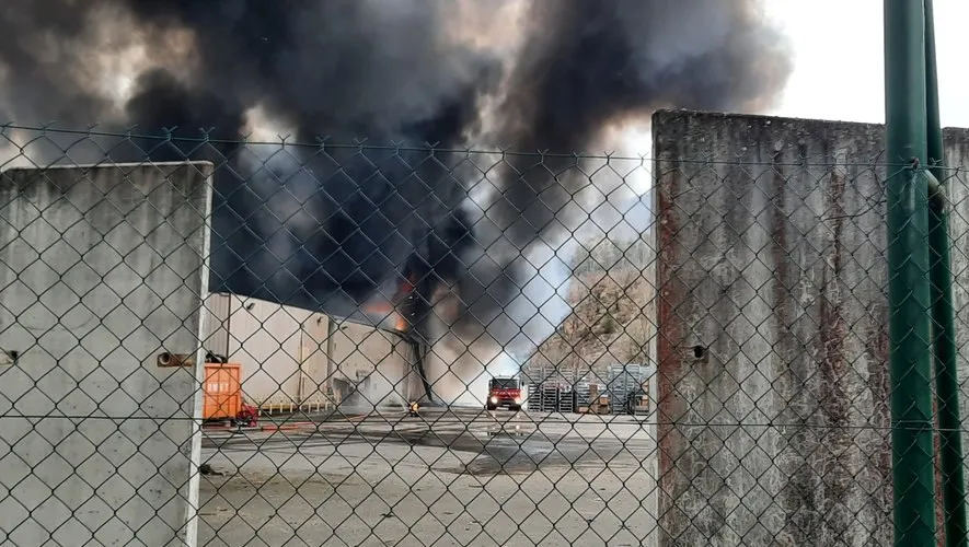 Во Франции тушат пожар на складе с 900 тоннами батареек