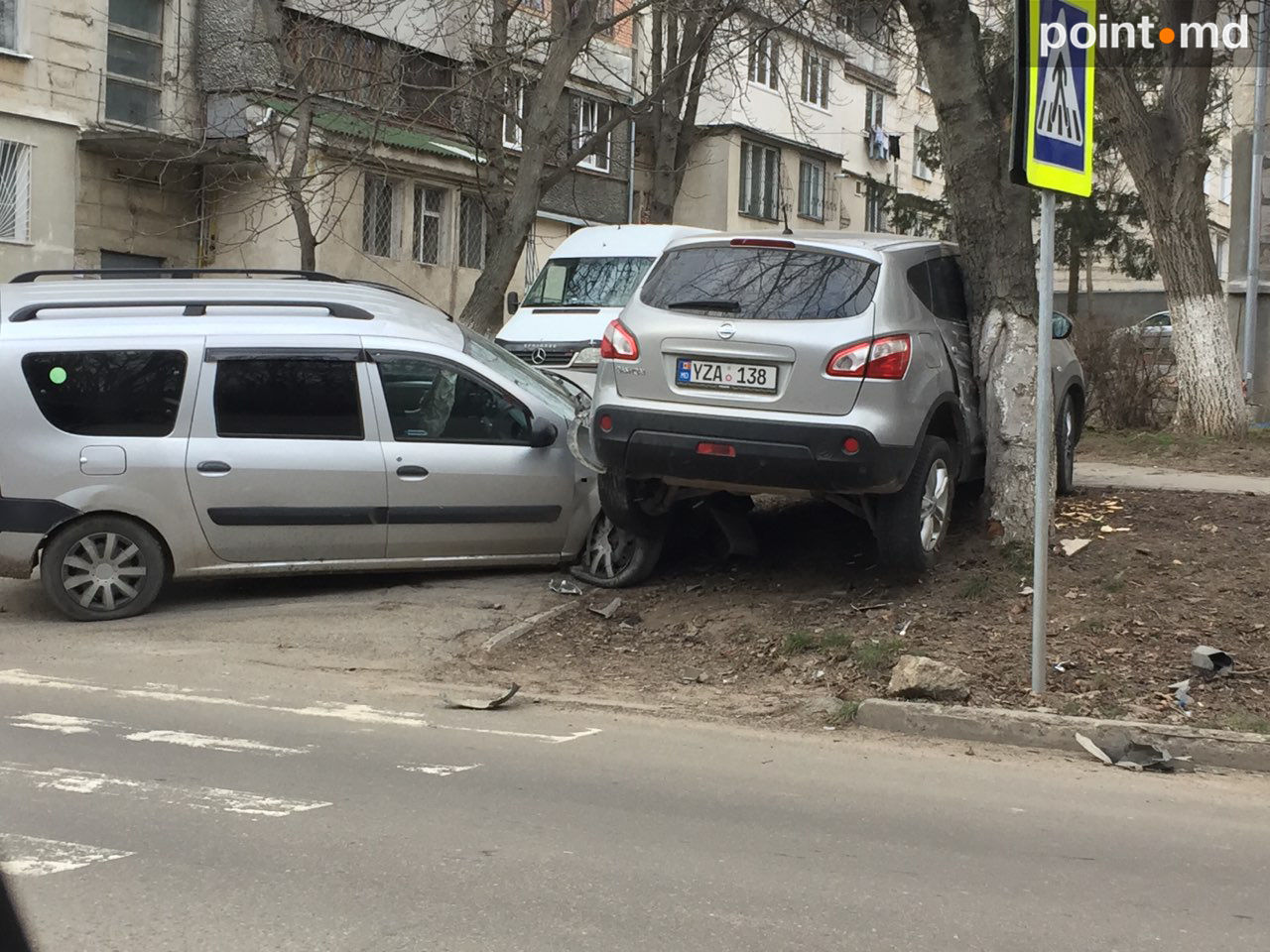 Accident în Capitală: O Dacia a luat un Nissan pe capotă