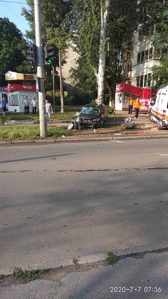 Утреннее ДТП в столице: два автомобиля получили серьезные повреждения