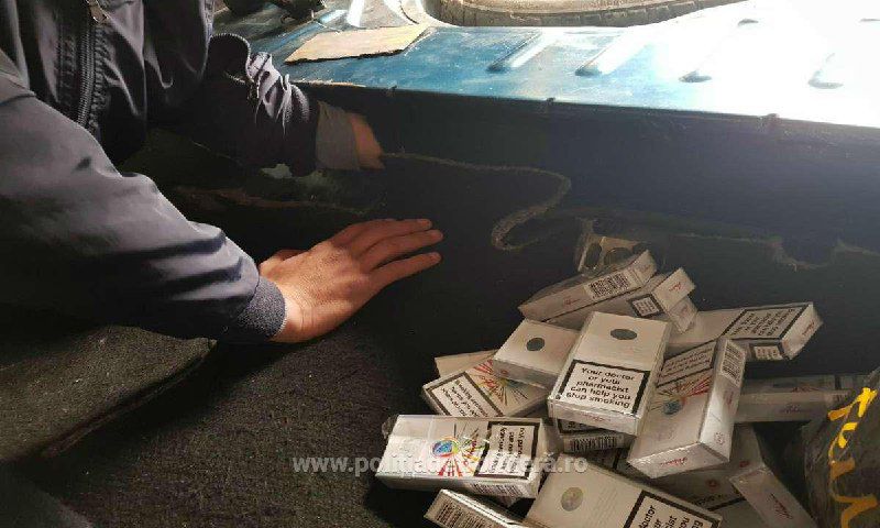 Молдаванин устроил тайник для контрабандных сигарет под задним сиденьем своей машины