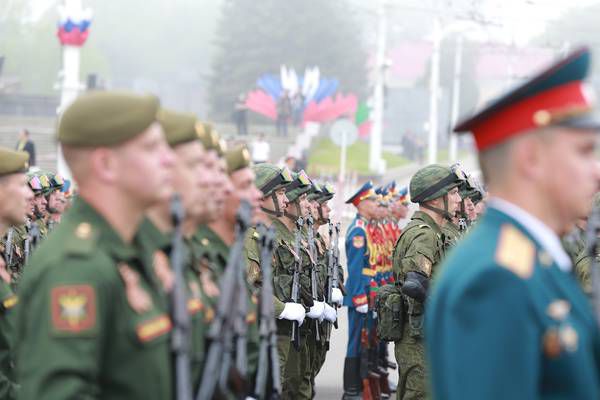 На военном параде в Тирасполе прошли российские военные