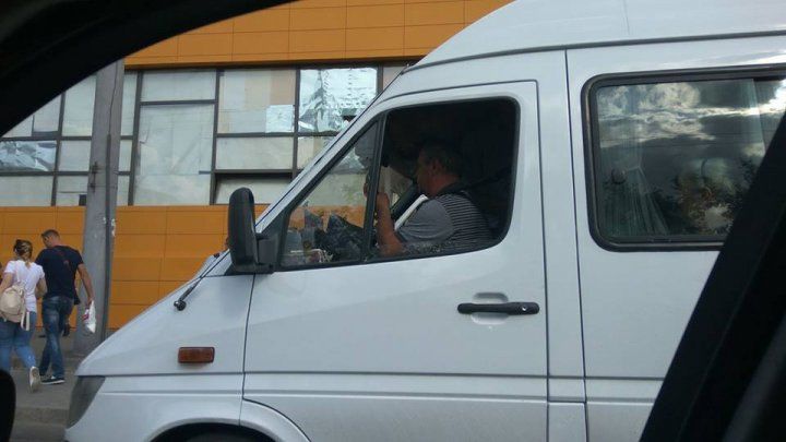Un şofer de microbuz, surprins la un pas de a lovi o femeie cu copil