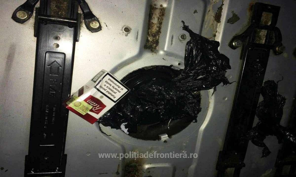 Двое граждан Молдовы пытались провести сигареты в бензобаке автомобилей