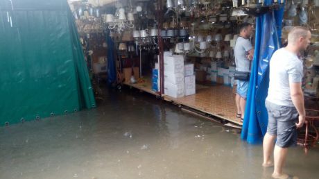 Проливные дожди, не успев начаться, затопили половину столицы