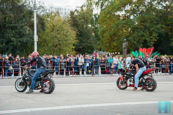 В День города в Тирасполе прошел слет байкеров и парад невест