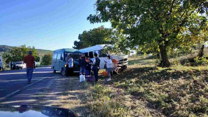 Серьезная авария с участием микроавтобуса произошла в Леова