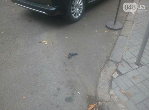 В Одессе мужчина останавливал маршрутку стрельбой